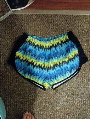Zone Pro Women's Blue & Yellow Patterned Athletic Shorts Size Medium